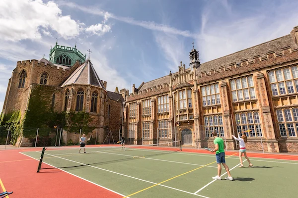 Les prestigieuses écoles de langues en Angleterre proposent aussi des équipements sportifs haut de gamme - court de tennis