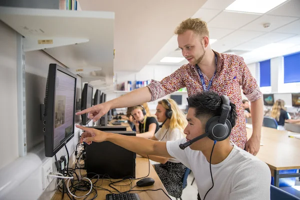 Cours d'informatique avec un professeur et un élève dans une école de langues