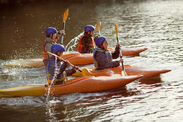 initiation au canoë kayak durant un camp d'été en Irlande