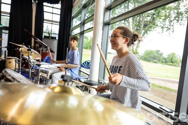 en summer camp ou camp d'été, on peut apprendre à jouer de la batterie