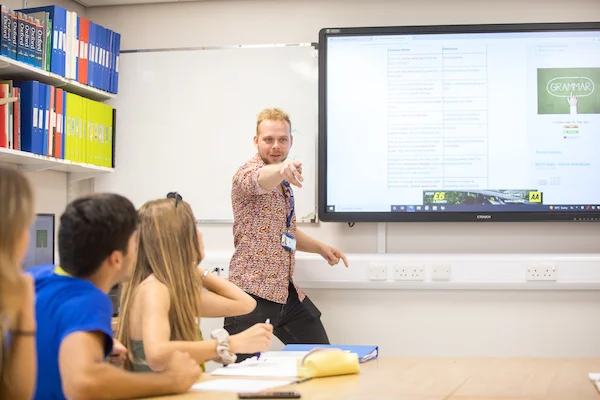Cours de grammaire anglaise dans une école de langues