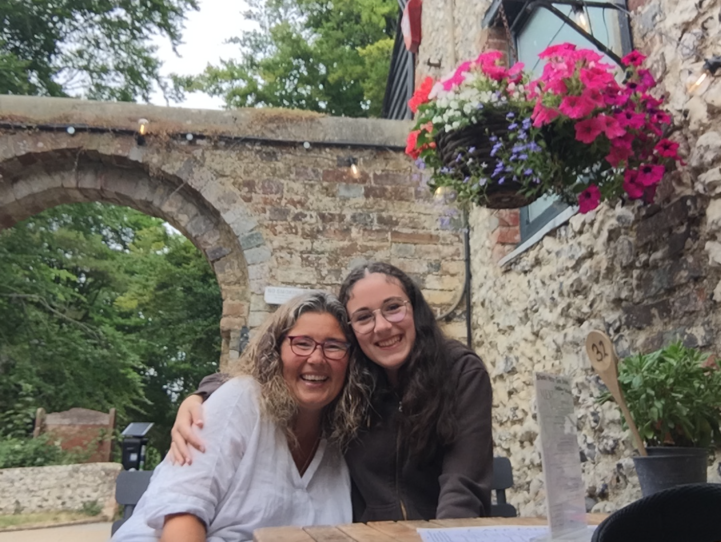 étudiante avec son professeur lors d'une immersion en famille pour apprendre l'anglais